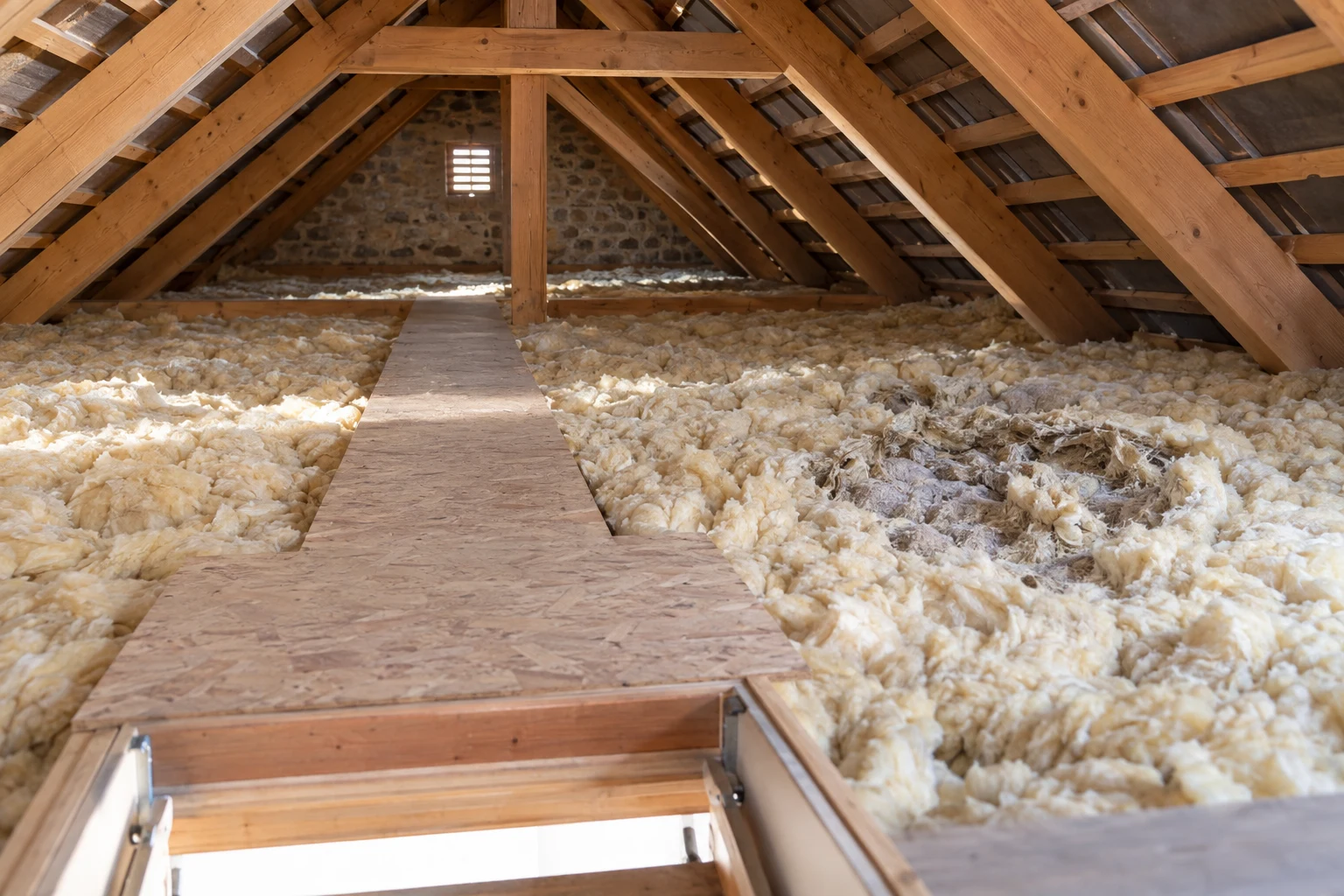 Évaluation de l’état d’un isolant dans les combles Zone d’isolant perturbée dans des combles, vue depuis la trappe d’accès