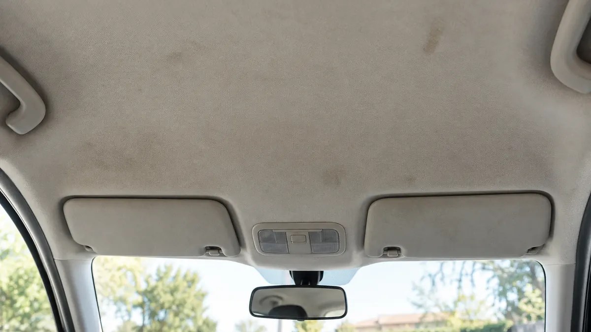 Illustration : ciel de toit en tissu d’une voiture avec de légères traces