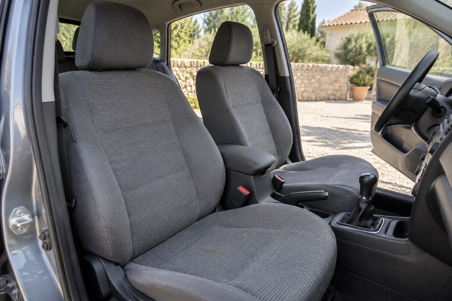 Assises avant en tissu gris dans une voiture stationnée