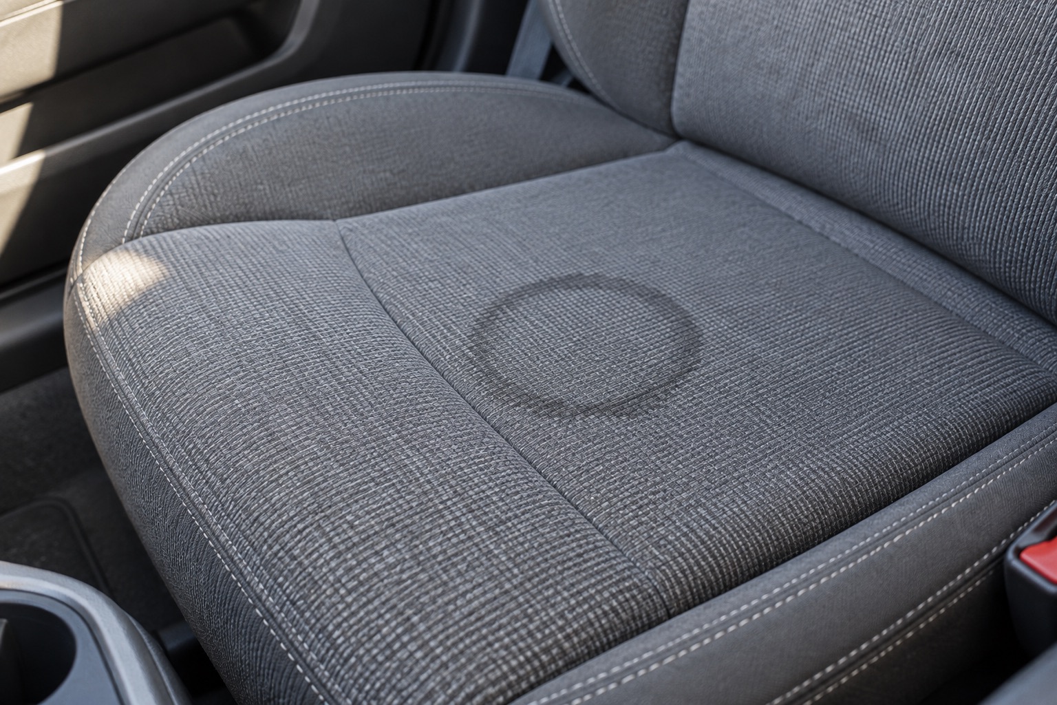 Auréole discrète sur une assise automobile en tissu